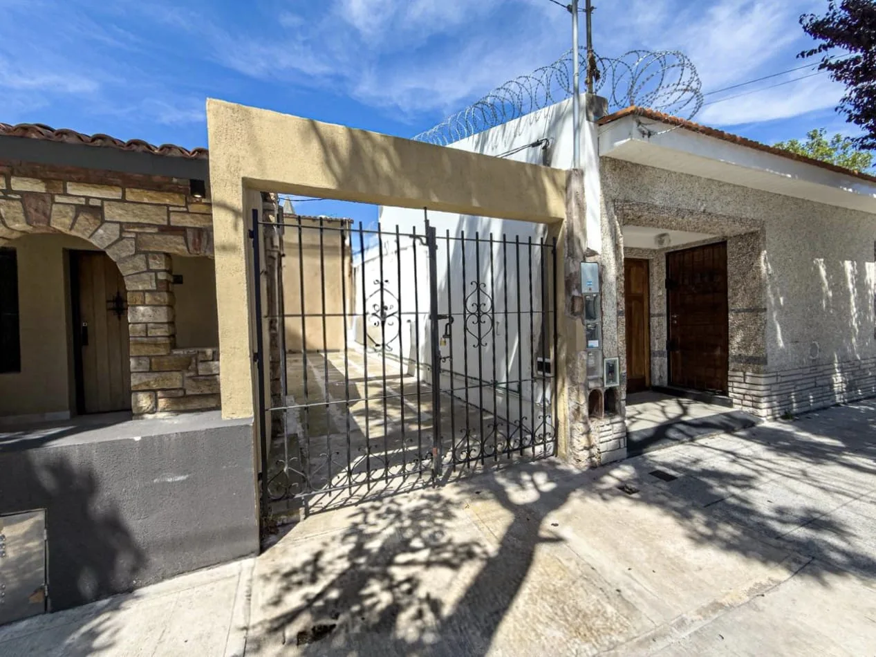 Chalet 3 Amb a Estrenar | Patio + Terraza Privada con Quincho | Reciclado — imagen 1 de 15